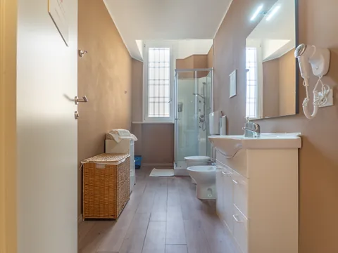 Bathroom with shower and washbasin